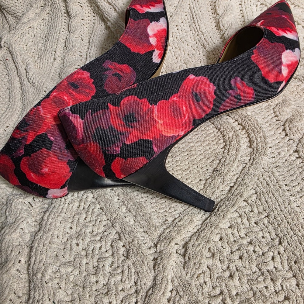 Talbots Floral Pumps Black Red Floral Pointed Toe Heels Womens 10 Wide - Picture 4 of 8